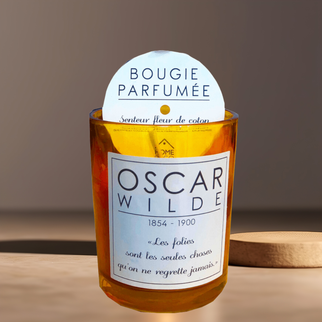 Offrez une bougie parfumée avec la citation d’Oscar Wilde : "Les folies sont les seules choses qu’on ne regrette jamais"